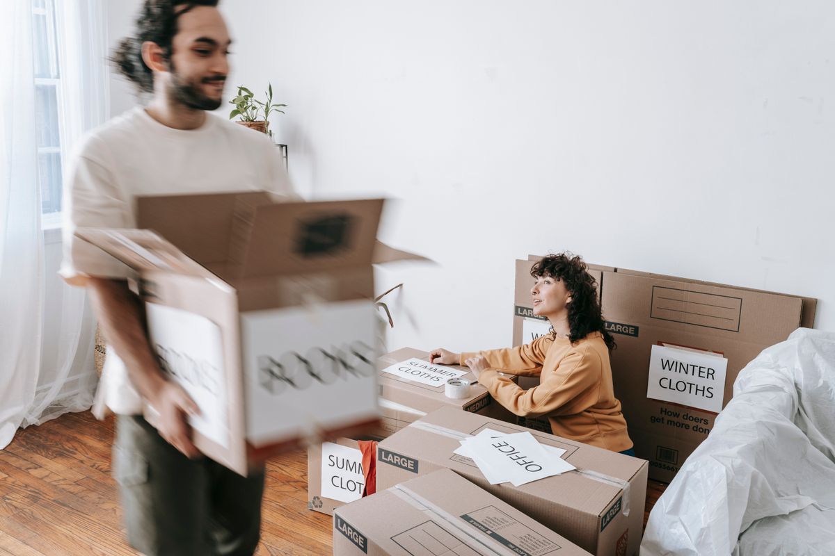 Equipo retirando muebles de un piso